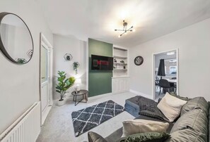 Living area - Cosy 3 Bed in Medway / Near Station / Sleeps 6 (Gillingham)