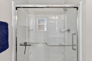 Shower, hair dryer, towels - Welcome to Par-Fect Villa In The Villages, Florida! (The Villages)
