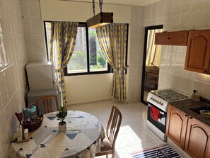 Private kitchen - Stylish 3-bedroom apartment in gorgeous Beirut with AC for relaxing stays (Bayrut)