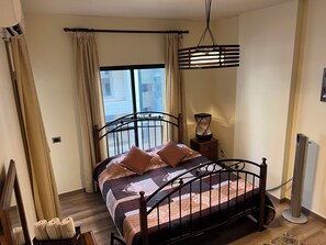 3 bedrooms, iron/ironing board, WiFi, bed sheets - Stylish 3-bedroom apartment in gorgeous Beirut with AC for relaxing stays (Bayrut)