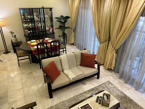 Dining - Stylish 3-bedroom apartment in gorgeous Beirut with AC for relaxing stays (Bayrut)
