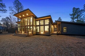 Exterior - Luxury Farmhouse Cabin-3 King Suites + Bunk/Game (Broken Bow)