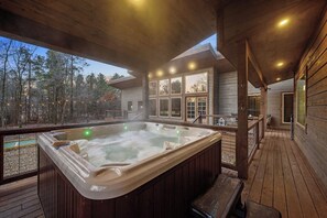 Outdoor spa tub - Luxury Farmhouse Cabin-3 King Suites + Bunk/Game (Broken Bow)