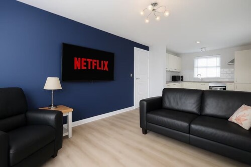 Modern Bedford Home | Sleeps 4 | Parking | Close to Town