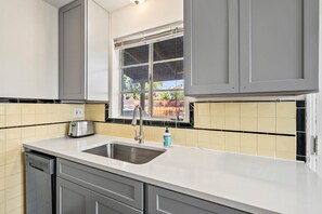 Micro-ondes, four, plaque de cuisson, lave-vaisselle