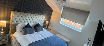 2 Bed Ensuite Flat,  Parking, WIFI, SkyTV,{M74/M8}