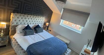 2 Bed Ensuite Flat, Parking, WIFI, SkyTV,{M74/M8}