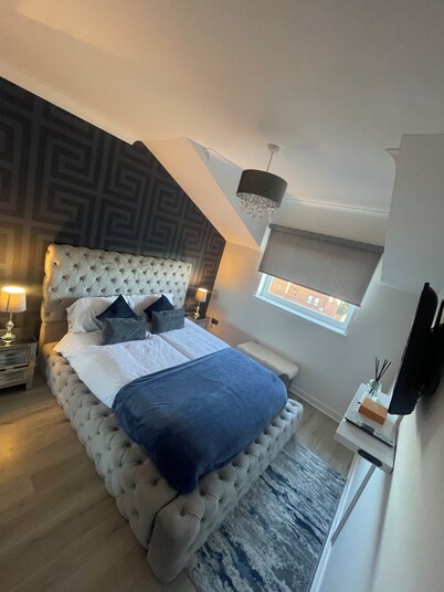 2 Bed Ensuite Flat,  Parking, WIFI, SkyTV,{M74/M8}