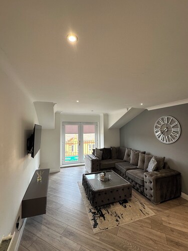 2 Bed Ensuite Flat,  Parking, WIFI, SkyTV,{M74/M8}
