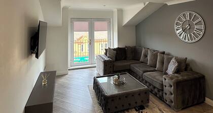 2 Bed Ensuite Flat, Parking, WIFI, SkyTV,{M74/M8}