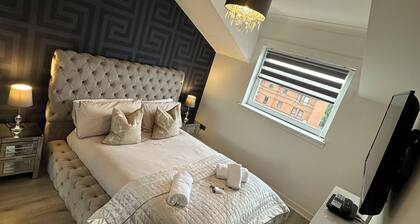 2 Bed Ensuite Flat, Parking, WIFI, SkyTV,{M74/M8}
