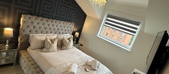 2 Bed Ensuite Flat, Parking, WIFI, SkyTV,{M74/M8}