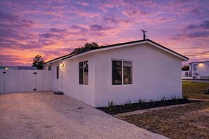 Exterior - Near Las Olas • Beaches • Hard Rock • Fort Lauderdale Airport (Oakland Park)