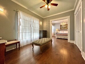 Escritorio, tabla de planchar con plancha, wifi gratis y ropa de cama