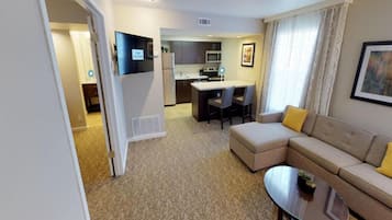 Fernseher, Kamin, Bücher