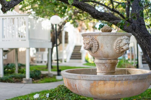 Family-Friendly 1BR Suite w/ Full Kitchen + Living Area Near Newpark Mall