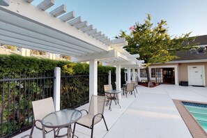 Outdoor dining - 2 Suite Perfect for Couples Exploring Silicon Valley & Local Attractions (Newark)