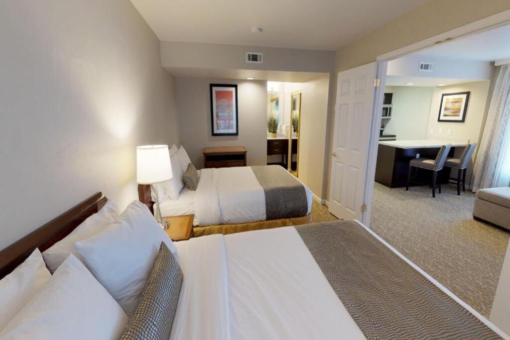 Fer et planche à repasser, Wi-Fi gratuit, draps fournis