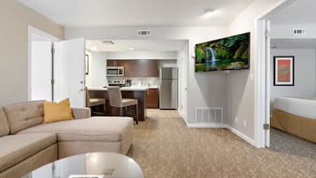 Fernseher, Kamin, Bücher