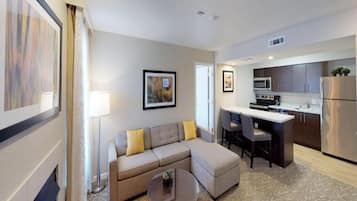 Télévision, cheminée, livres