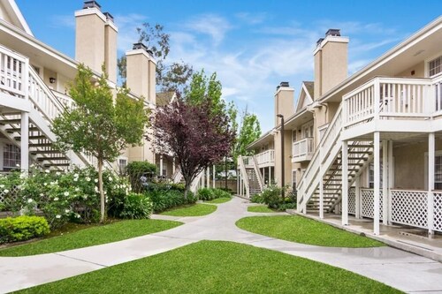 Desk & Fireplace Included – Spacious 2 Suite Near Fremont BART Station