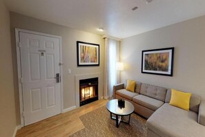 TV, fireplace, books - Ideal for Bay Area Explorations – Suite w/ Free Breakfast (Newark)