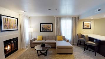 Fernseher, Kamin, Bücher