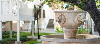 2 Comfortable Suites w/ Large Sitting Area, Dining Table & Outdoor Pool Access