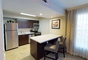 Fridge, microwave, oven, stovetop - 2 Comfortable Suites w/ Large Sitting Area, Dining Table & Outdoor Pool Access (Newark)