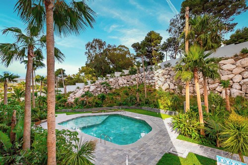 Luxury Pool View 3-bedroom, 2 bathrooms, 5-min to Train, Elevator