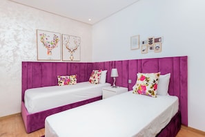 Een strijkplank/strijkijzer, wifi, beddengoed