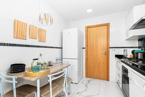 Private kitchen - Luxury Pool View 3-bedroom, 2 bathrooms, 5-min to Train, Elevator (Tangier)