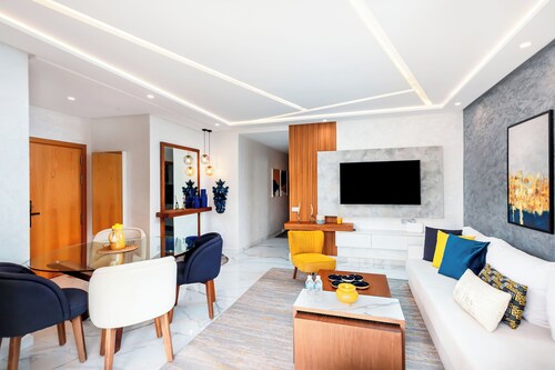 Luxury Pool View 3-bedroom, 2 bathrooms, 5-min to Train, Elevator