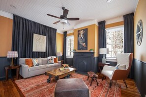 TV - The Forsyth Victorian Gathering House - Sleeps 19! (Savannah)
