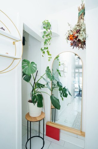 Stylish & Bright Stay with Free Parking – 15 Min to NYC