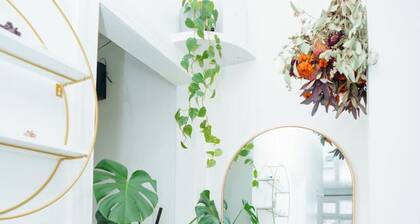 Stylish & Bright Stay with Free Parking – 15 Min to NYC