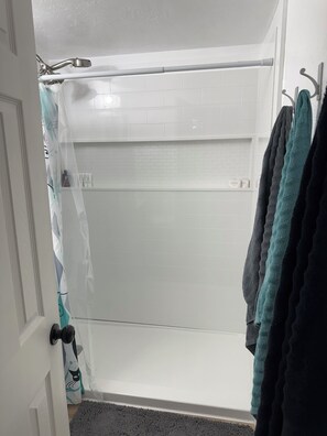 Shower, hair dryer, towels, soap - Centrally Located 2-bedroom duplex in Twin Falls (Twin Falls)