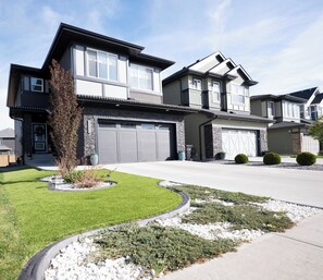 Exterior - SLEEK DESIGN,PRIME LOCATION,EFFORTLESS STAY. (Edmonton)