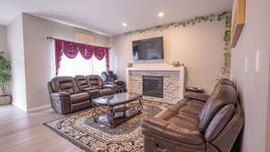 Smart TV - SLEEK DESIGN,PRIME LOCATION,EFFORTLESS STAY. (Edmonton)