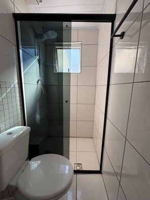 Shower, towels, toilet paper - Loft for couples - Downtown Bombinhas - Near the beach (Bombinhas)