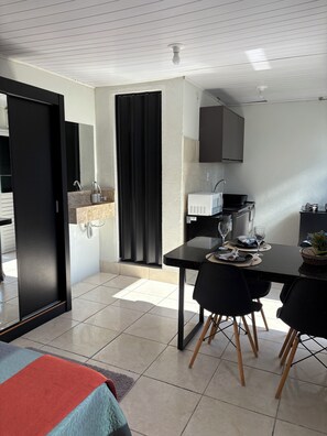 Fridge, microwave, stovetop, coffee/tea maker - Loft for couples - Downtown Bombinhas - Near the beach (Bombinhas)