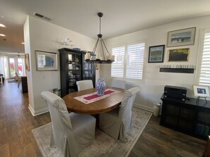 Dining - Lovely 3-bedroom w/office  beach house in gate-guarded community (Carlsbad)