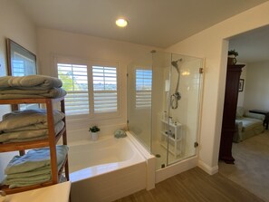 Hair dryer, towels, soap, toilet paper - Lovely 3-bedroom w/office  beach house in gate-guarded community (Carlsbad)