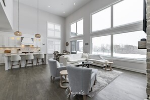 Smart TV, fireplace, books - Lovely new 4 bed 4 bath Home in Lora Bay (Thornbury)