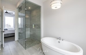 Hair dryer, towels - Lovely new 4 bed 4 bath Home in Lora Bay (Thornbury)