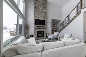 Smart TV, chimenea y libros 