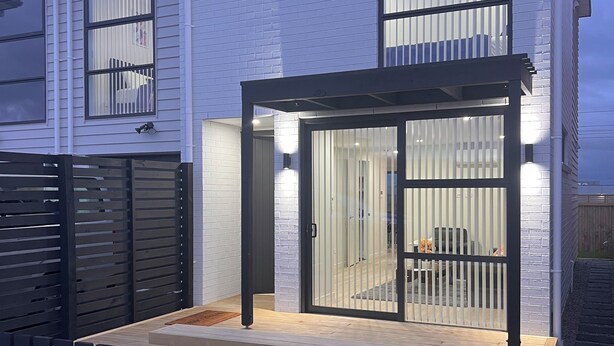 A modern two-story house with a covered patio, a fenced backyard, and a visible garage. - SJ House easy access to the Airport and two minutes walking distance to the Mall (Takanini)