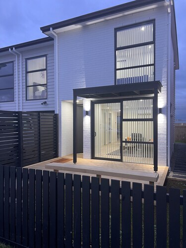 SJ House easy access to the Airport and two minutes walking distance to the Mall