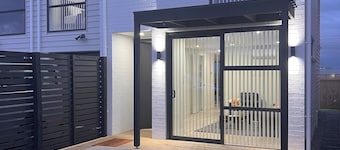 SJ House easy access to the Airport and two minutes walking distance to the Mall