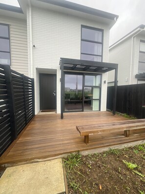 Outdoor dining - SJ House easy access to the Airport and two minutes walking distance to the Mall (Takanini)